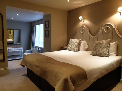 The Listowel Arms Hotel - image 3