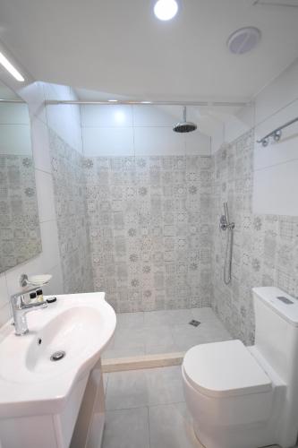 Promenade Hotel - image 12