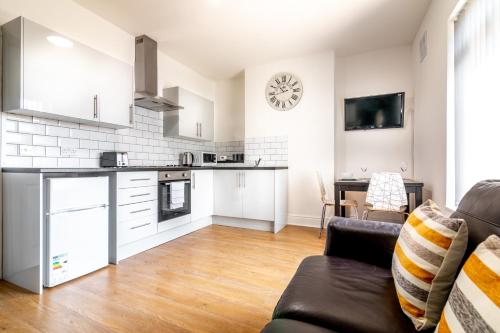 Port Area 1 bed Apartment Free Parking Contractor or Leisure