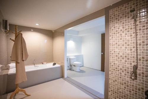 room detail thumbnail 2