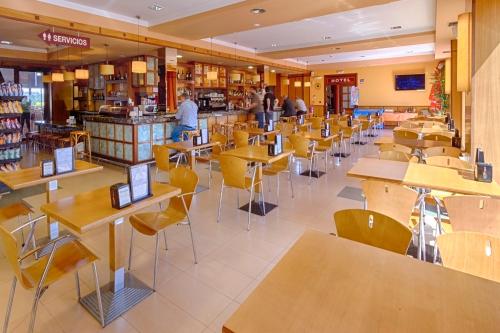 Restaurant, Hotel MIRAVALLE in San Ciprian De Vinas