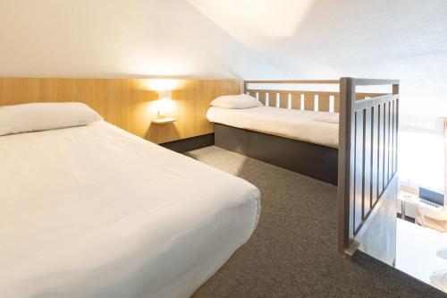 1 queen bed, 2 twin beds