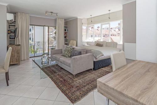 Cosy and Classy Sea Point Apartment - Tap to explore photos
