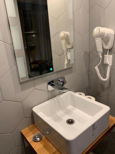 Hotel Restaurant Old Bridge – Amsterdam, NY