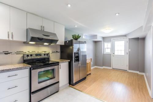 . 2 Bedrooms Walkout Basement Apartment at centre Richmond hill