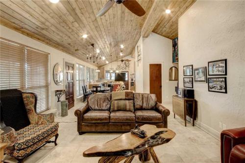 Bear Paw 3 BedroomsHot Tub Pets Welcome Fireplace WiFi Sleeps 8 - image 3