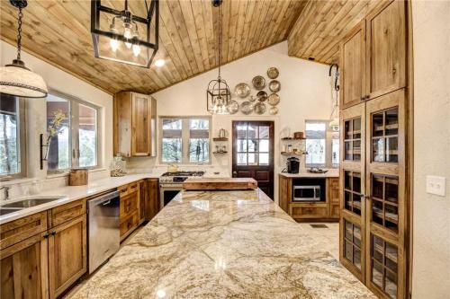 Bear Paw 3 BedroomsHot Tub Pets Welcome Fireplace WiFi Sleeps 8 - image 5