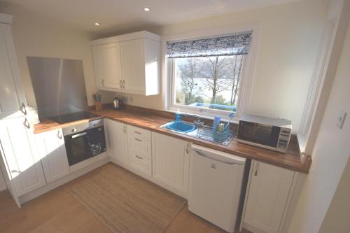 Konyha, Byron Cottage overlooking Loch Goil in East Kilbride