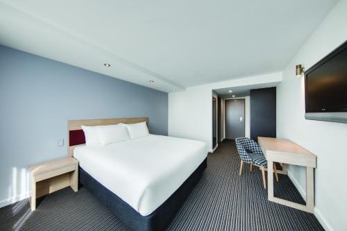 1 queen bed
