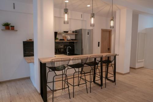 Modern 2bed 2bath Loft in Acropolis area - image 11