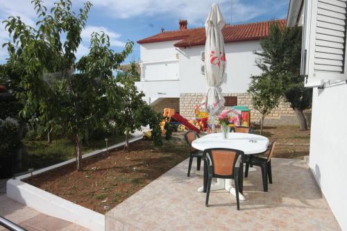  Apartment Preko 8232b, Pension in Poljana