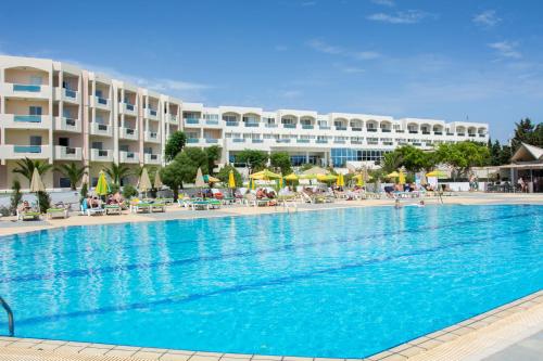 Sovereign Beach Hotel - image 11