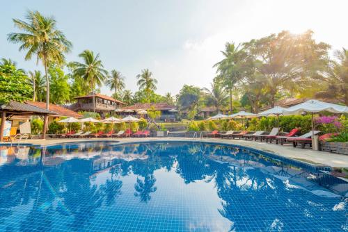 Swimming pool, Phu Quoc Eco Beach Resort in Ong Lang