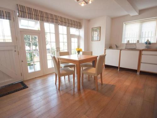 Just B -Town Centre, 2 x Double bedroom apartment with smart TV, full kitchen & great 1400 power shower! St Elmo Cottage