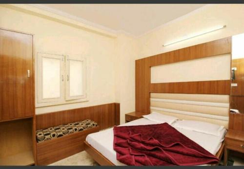 Silver Palace Hotel Located in Pahar Ganj, Silver Palace Tour And Travels DX is a perfect starting point from which to explore New Delhi and NCR. Both business travelers and tourists can enjoy the propertys facilities a