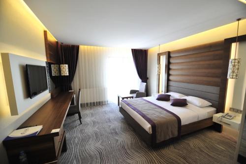 Grand Cenas Hotel in Agri