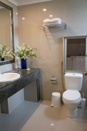 Sovereign Beach Hotel - image 4