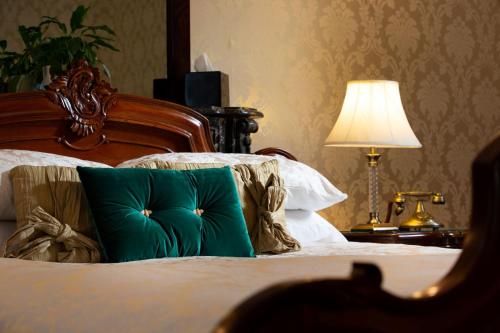 1 queen bed, 1 twin bed