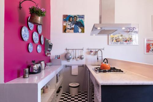 Rome As You Feel - Vittorio Colorful Design Apartment, Рим (фото 8)