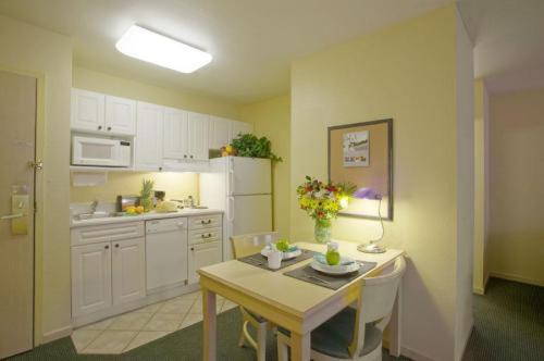 Kjøkken, Extended Stay America Suites - Orlando - Convention Center near Orange County Convention Center