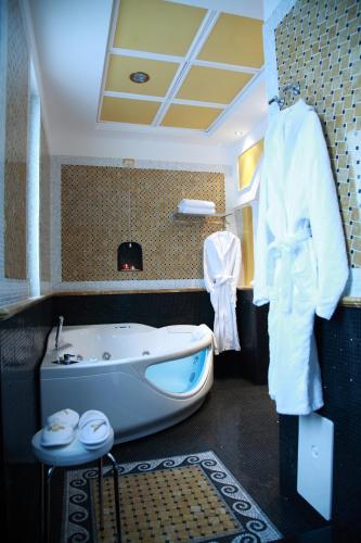 Ванна кімната, Grand Hotel Vanvitelli in Marcianise