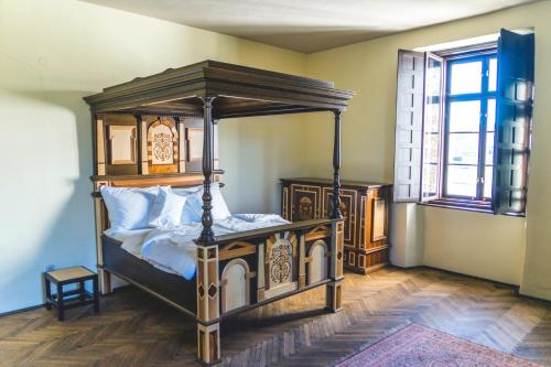 1 queen bed, 1 double bed
