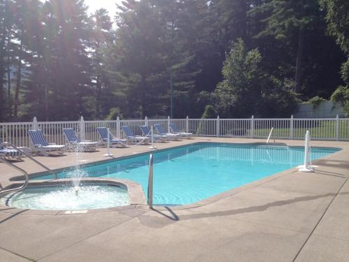 泳池, 威廉斯上校度假及套房酒店 (Colonel Williams Resort and Suites) in 喬治湖