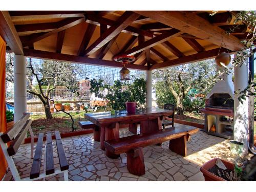  Apartment Laura in Galižana