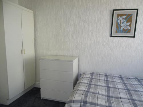 One-Bedroom Apartment image 5