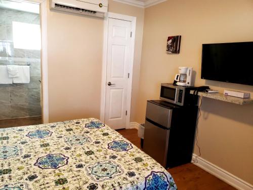 Blue Moon Motel Room Type - Queen Room