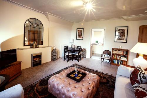 Butler's Apartment. Flat 5, Dalmore House, Helensburgh, Scotland G84 8JP in 海倫斯堡