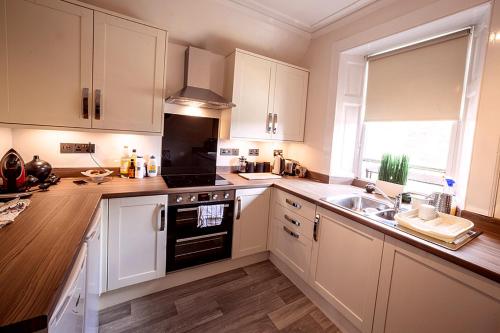 Butler's Apartment. Flat 5, Dalmore House, Helensburgh, Scotland G84 8JP in 海倫斯堡