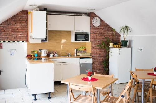 Hotelik Okęcie 39 - Nocleg i Parking Blisko Lotnisko Okęcie – Warsaw, NC