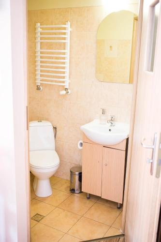 Hotelik Okęcie 39 - Nocleg i Parking Blisko Lotnisko Okęcie – Warsaw, NC