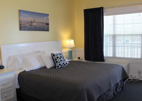 Topsail Shores Inn Room Type - King Room