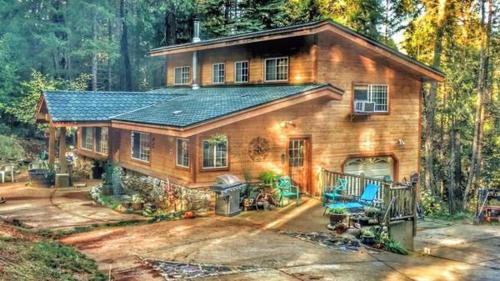 A Lovely Cabin House at Way Woods Retreat with Outdoor Hot Tub! - By Sacred Hub MGMT