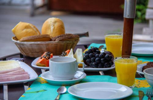 Swimming pool, Pousada Camburi in Sao Sebastiao (Sao Paulo)