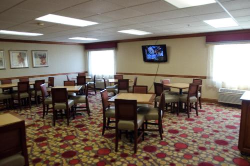 Baymont by Wyndham Evansville North/Haubstadt - image 44