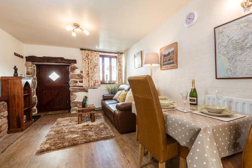 Bridge End Farm Cottages - image 4