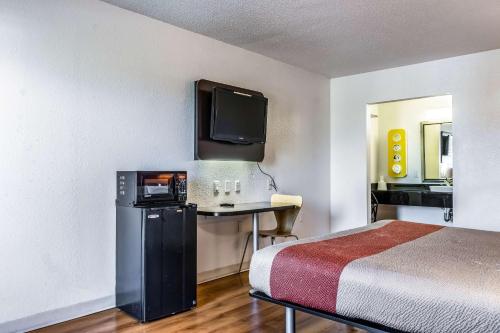 Motel 6-Little Rock, AR - West Located in Near Center, Motel 6 Little Rock West is a perfect starting point from which to explore Little Rock (AR). The hotel has everything you need for a comfortable stay. Service-minded staff will