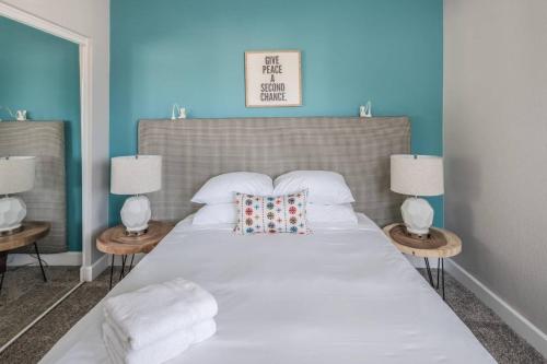 Luxury 2BR near Kierland Commons by WanderJaunt - main image