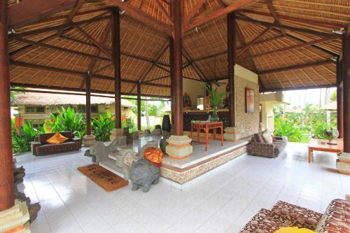 Lobby, Bayside Bungalows near The Hungry Crocodile