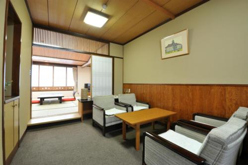 Nishiki-no-Yu Jimotoya Nishiki-no-Yu Jimotoya is conveniently located in the popular Matsumoto area. Featuring a satisfying list of amenities, guests will find their stay at the property a comfortable one. Service-minded st