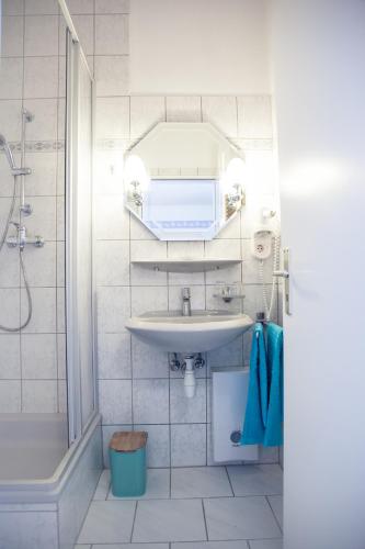 Standard Double Room image 9