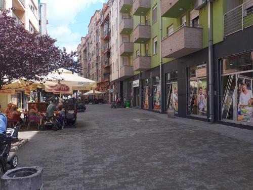 Üzletek, NS-Fair & Play in Detelinara