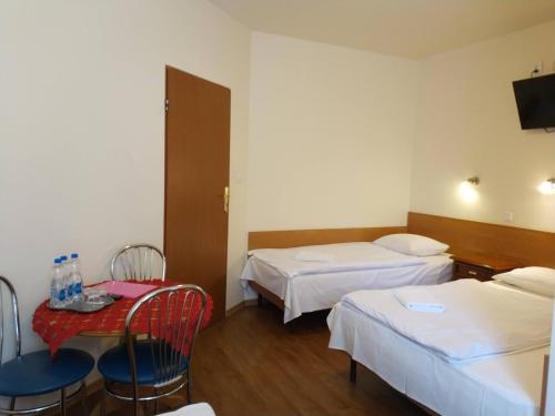 3 twin beds