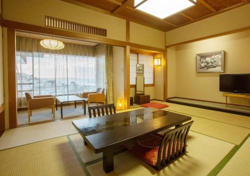 Atami Kinjokan The 3-star Atami Kinjokan offers comfort and convenience whether youre on business or holiday in Atami. The property has everything you need for a comfortable stay. Service-minded staff will welcome 