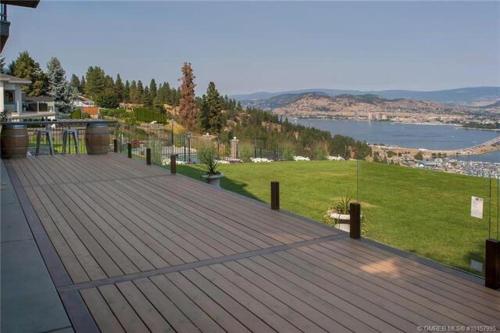 Lake and Bridge View Vacation Home