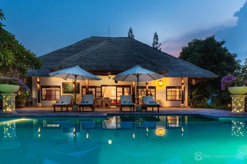 Villa Segara Murti - Stylish Beachfront Villa!