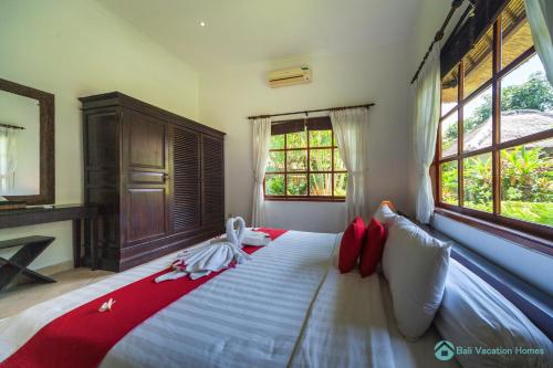 Villa Segara Murti - Stylish Beachfront Villa!